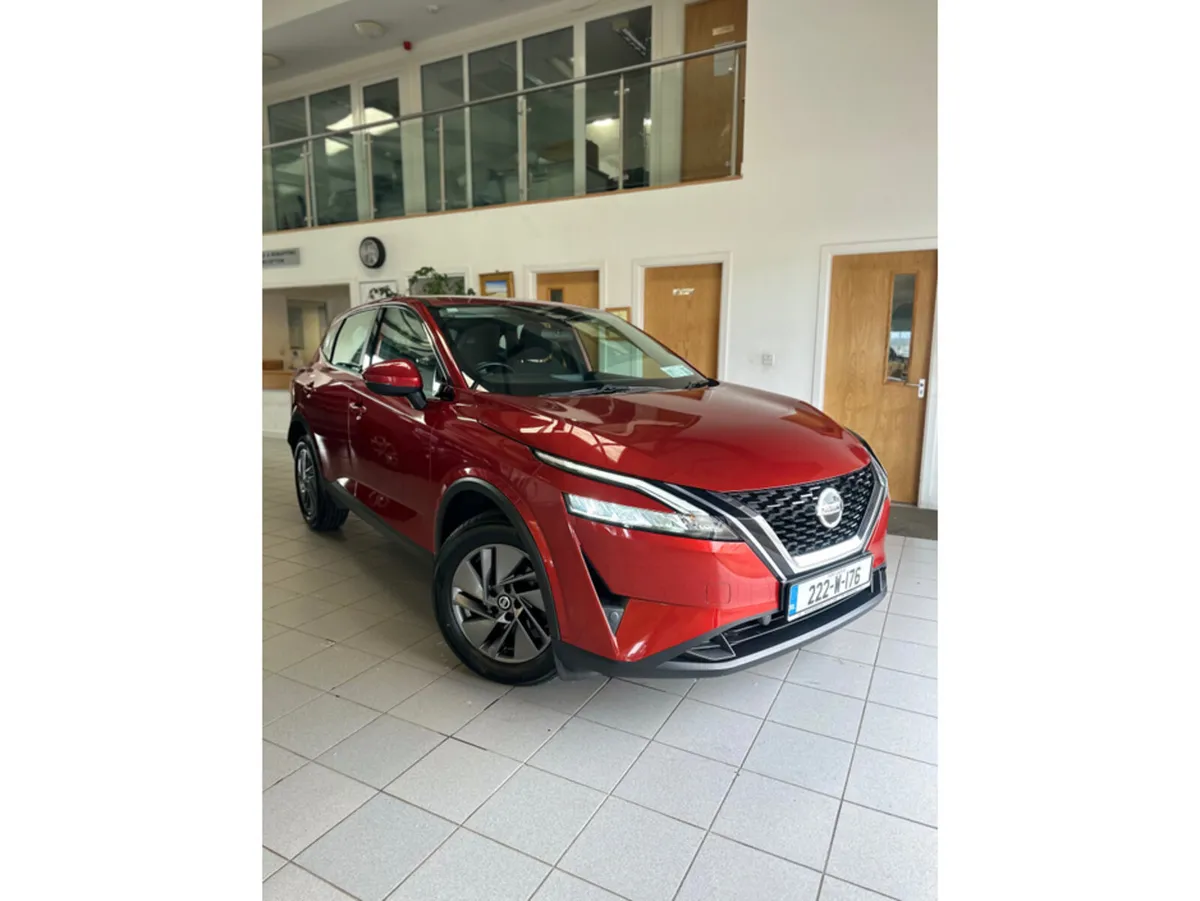 Nissan Qashqai MPV, Petrol, 2022, Red