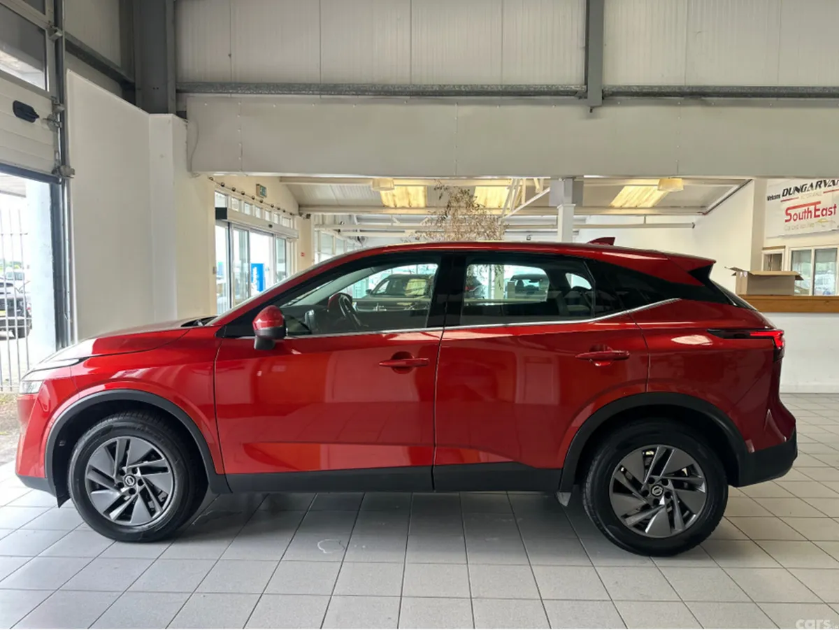 Nissan Qashqai MPV, Petrol, 2022, Red