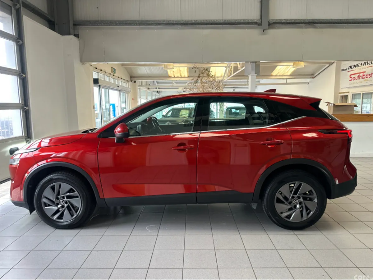 Nissan Qashqai MPV, Petrol, 2022, Red