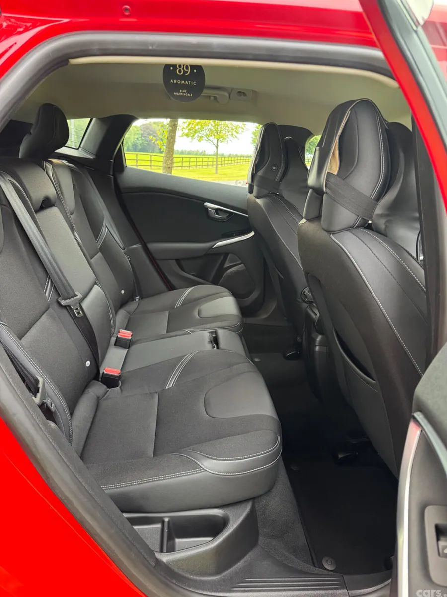 Volvo V40 Hatchback, Petrol, 2015, Red