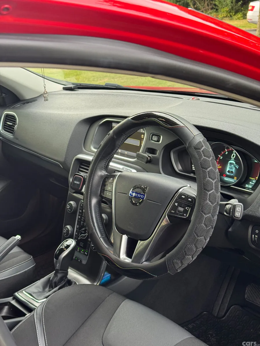 Volvo V40 Hatchback, Petrol, 2015, Red