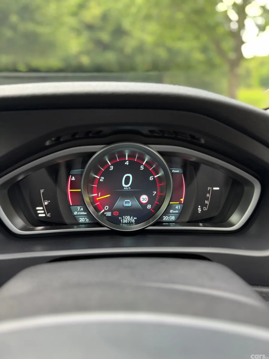 Volvo V40 Hatchback, Petrol, 2015, Red