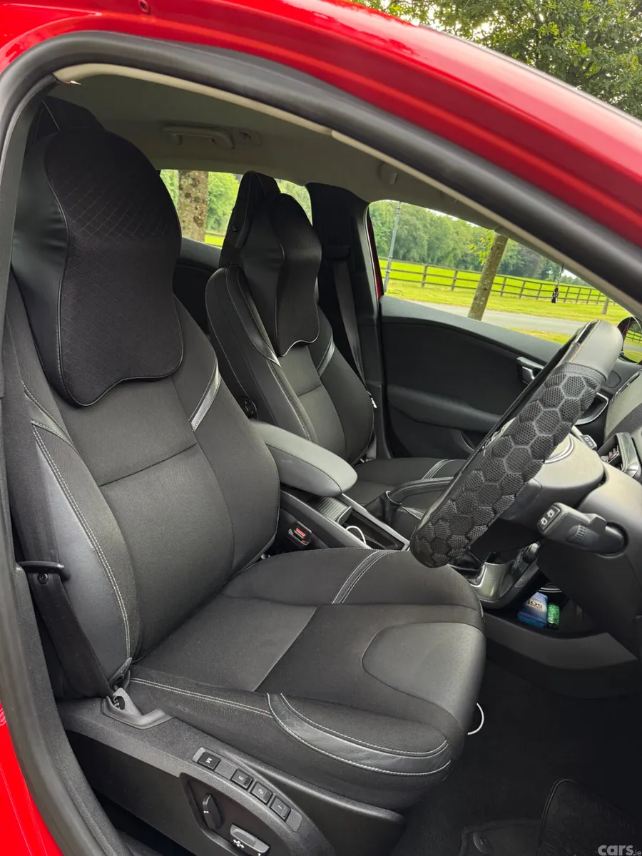 Volvo V40 Hatchback, Petrol, 2015, Red