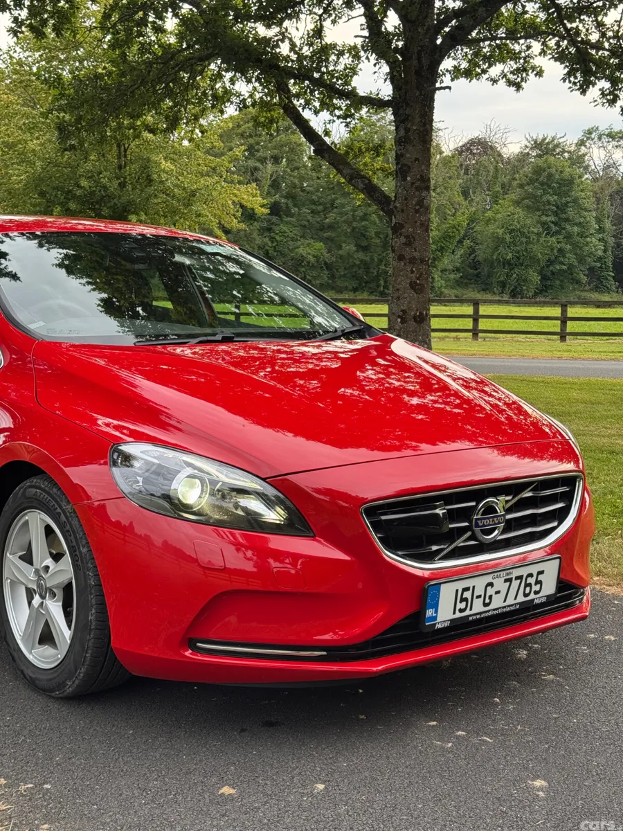 Volvo V40 Hatchback, Petrol, 2015, Red