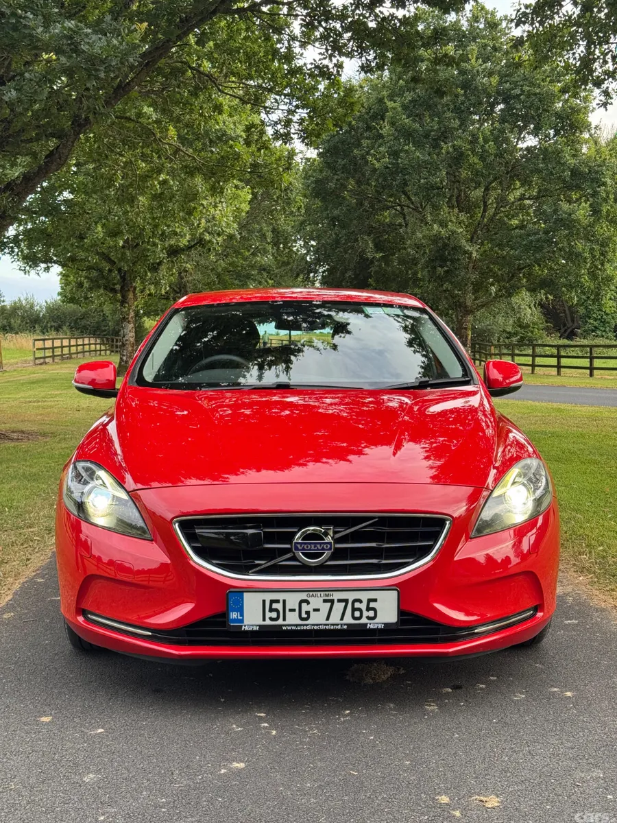 Volvo V40 Hatchback, Petrol, 2015, Red