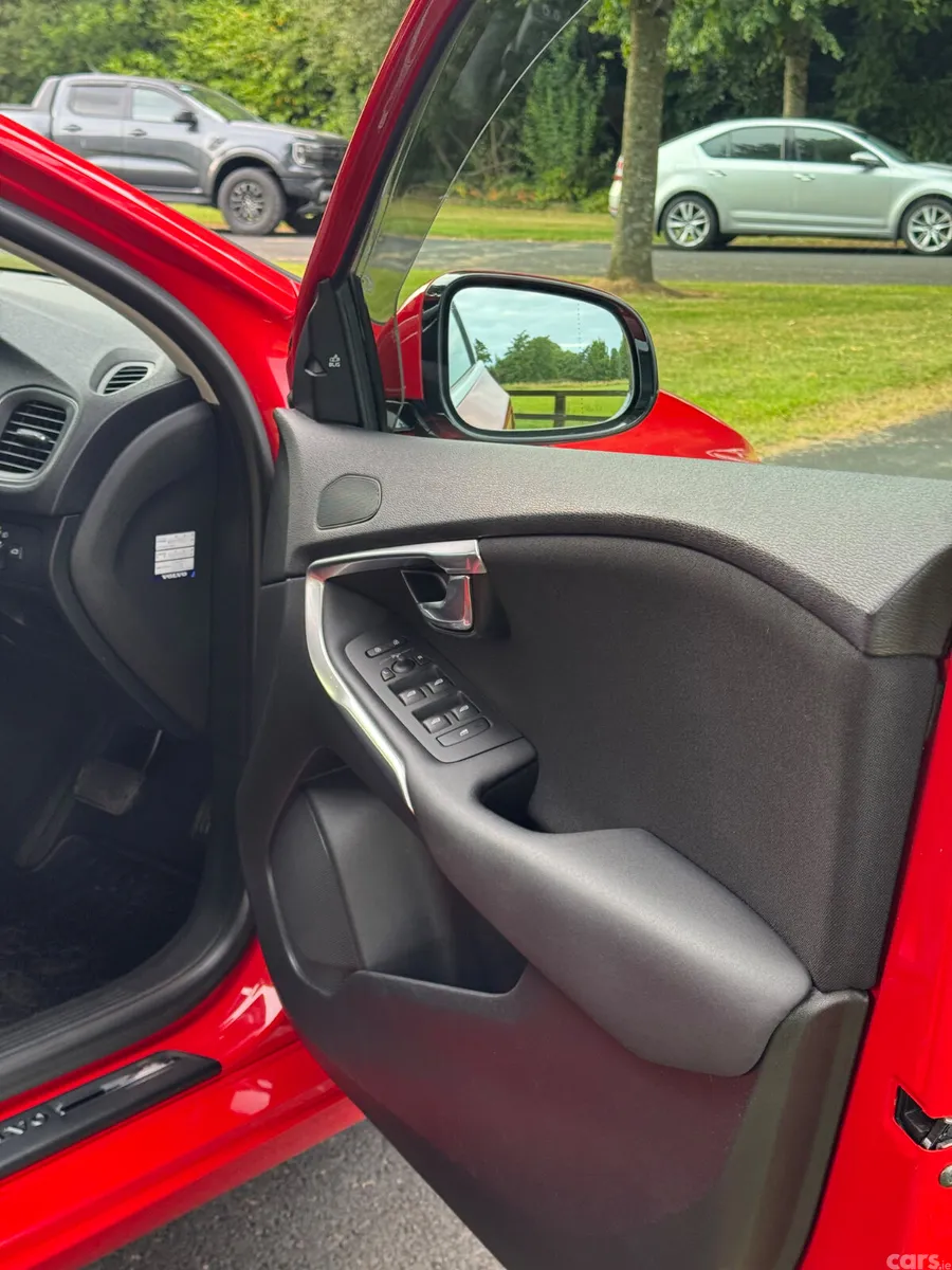 Volvo V40 Hatchback, Petrol, 2015, Red