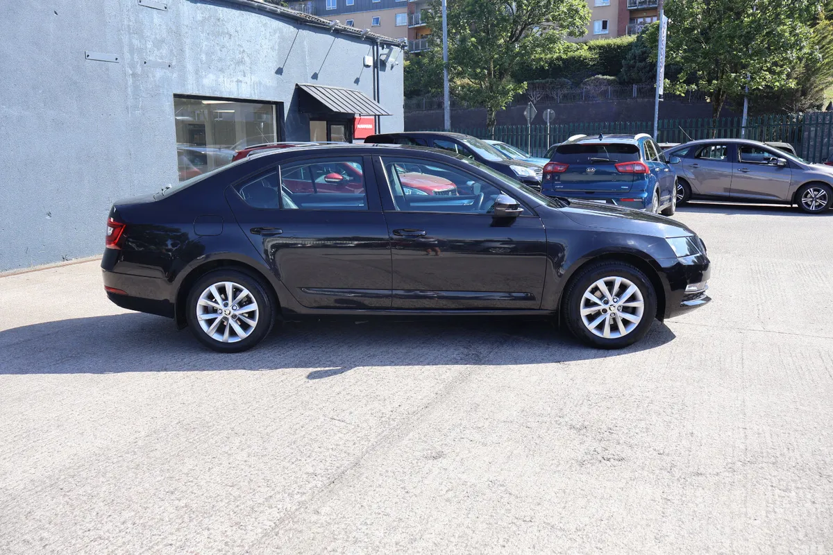 Skoda Octavia Saloon, Petrol, 2018, Black