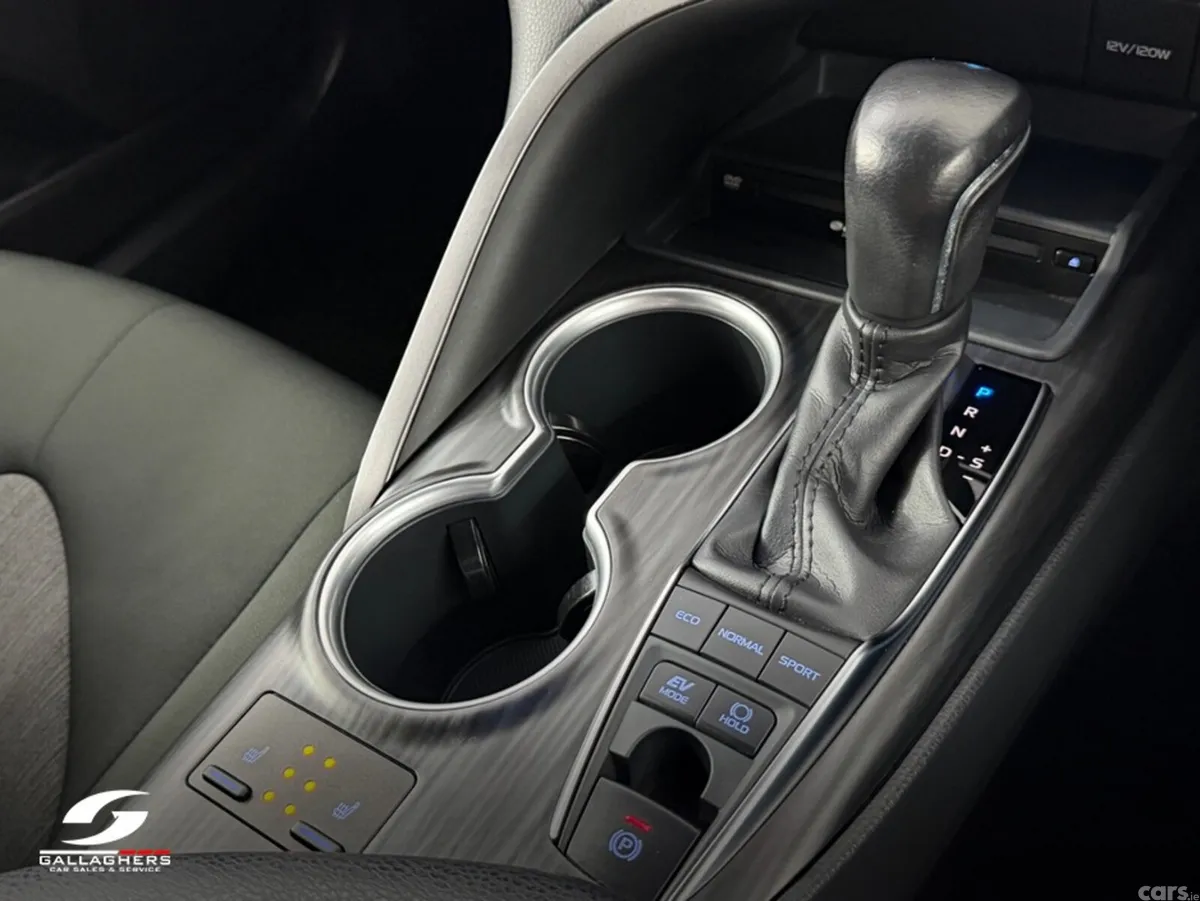 Toyota Camry Saloon, Petrol Hybrid, 2021, White
