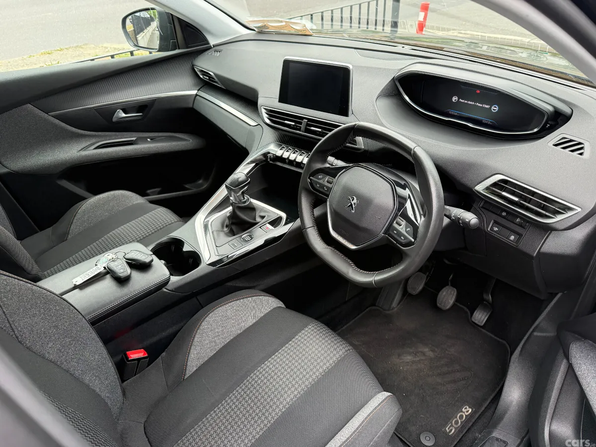 Peugeot 5008 MPV, Petrol, 2022, Black