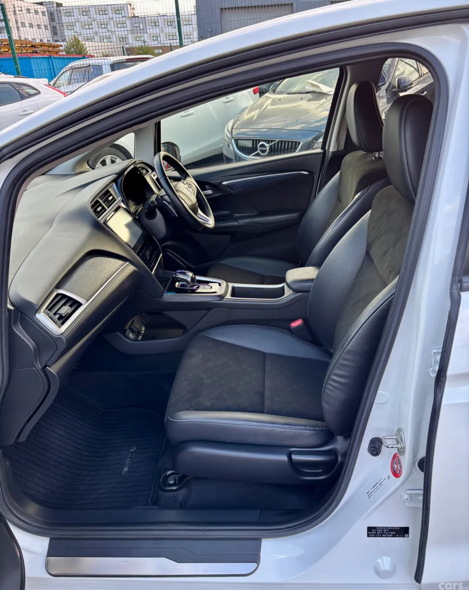 Honda Shuttle MPV, Petrol Hybrid, 2015, White