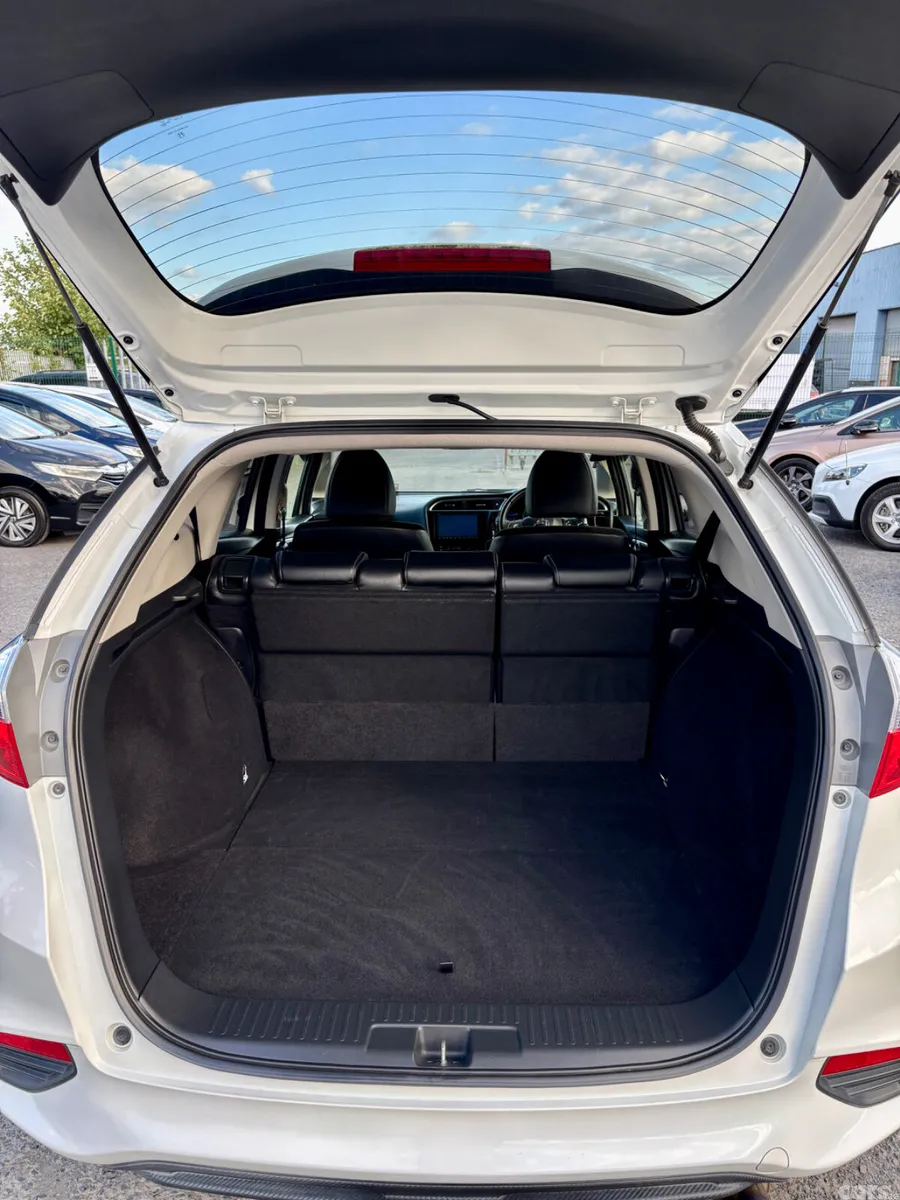 Honda Shuttle MPV, Petrol Hybrid, 2015, White
