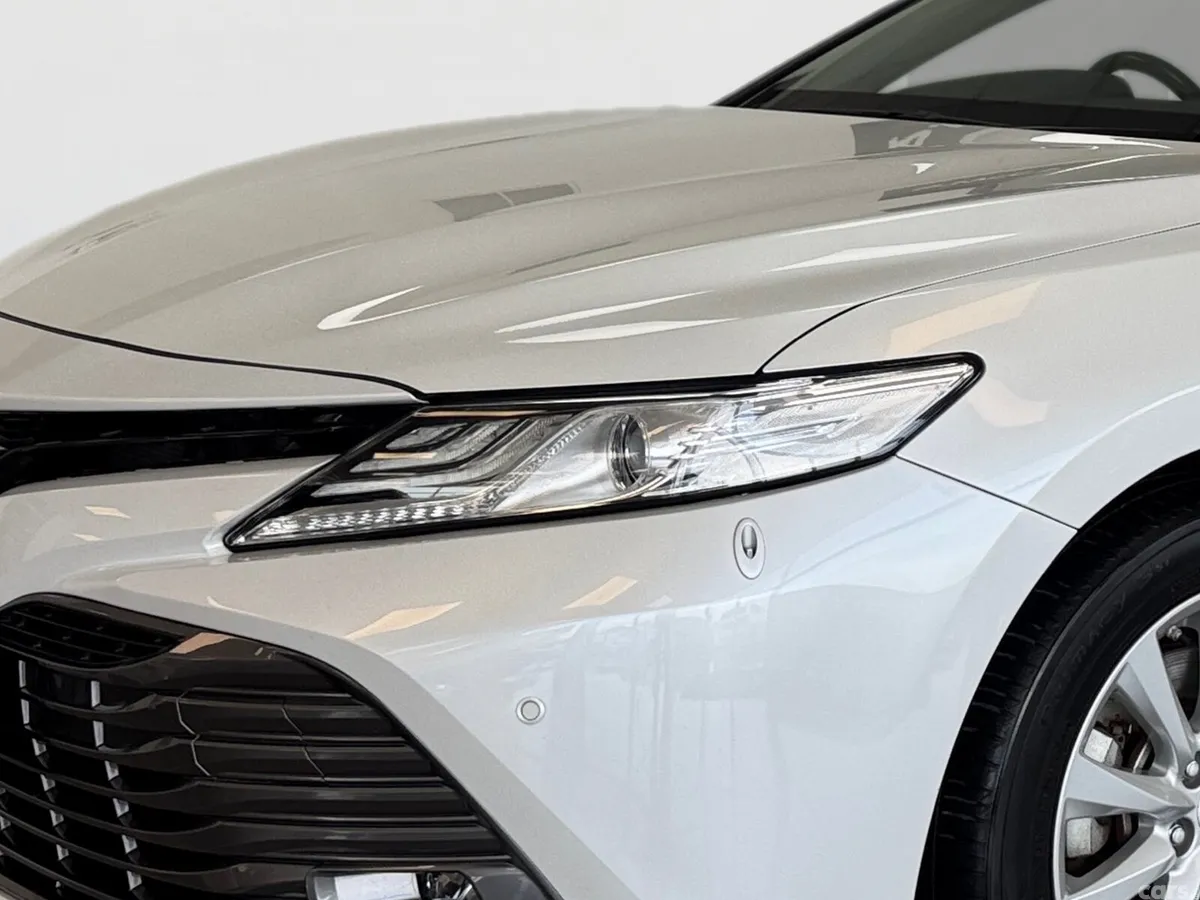 Toyota Camry Saloon, Petrol Hybrid, 2020, White