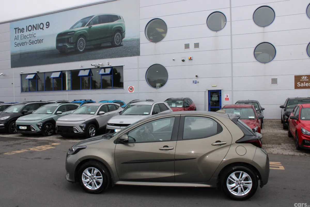 Toyota Yaris Hatchback, Petrol Hybrid, 2022, Green