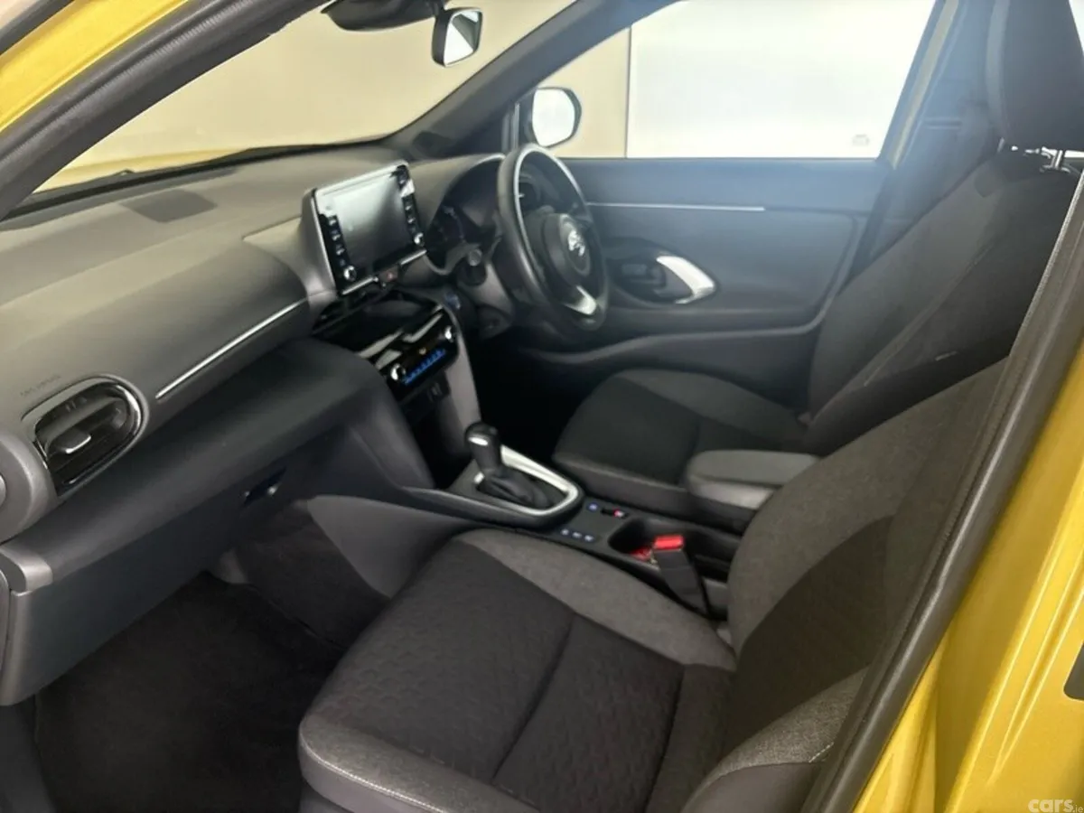 Toyota Yaris Cross Hatchback, Petrol Hybrid, 2022, Gold