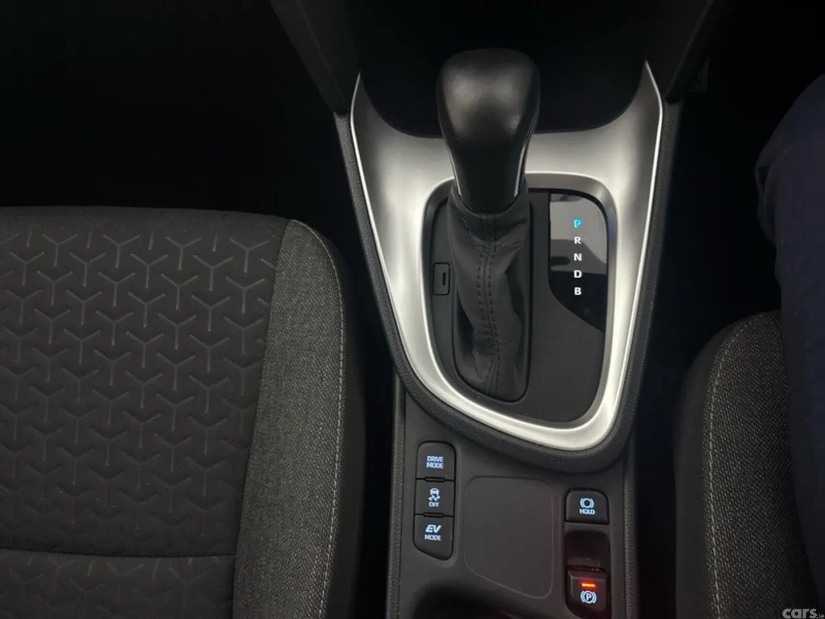 Toyota Yaris Cross Hatchback, Petrol Hybrid, 2022, Gold