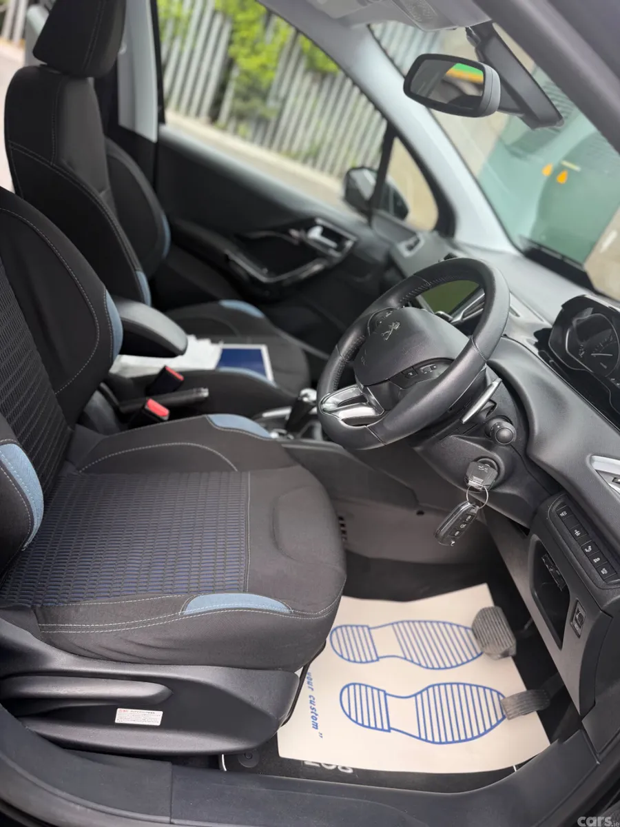 Peugeot 208 Hatchback, Petrol, 2015, Black