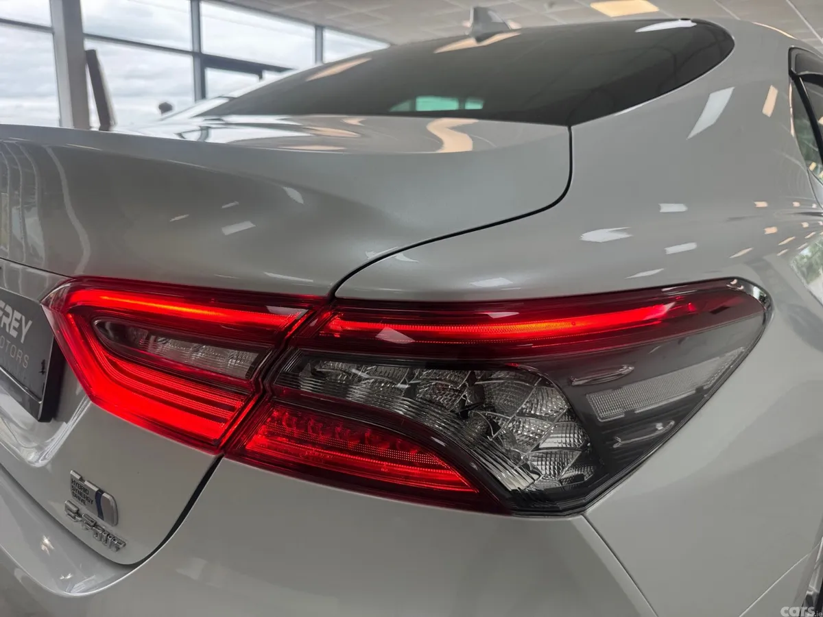 Toyota Camry Saloon, Petrol Hybrid, 2021, White
