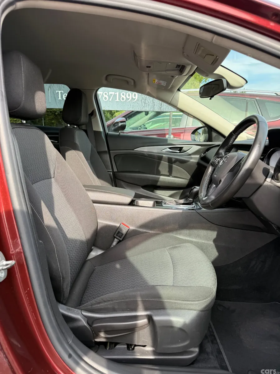 Opel Insignia Hatchback, Diesel, 2018, Red