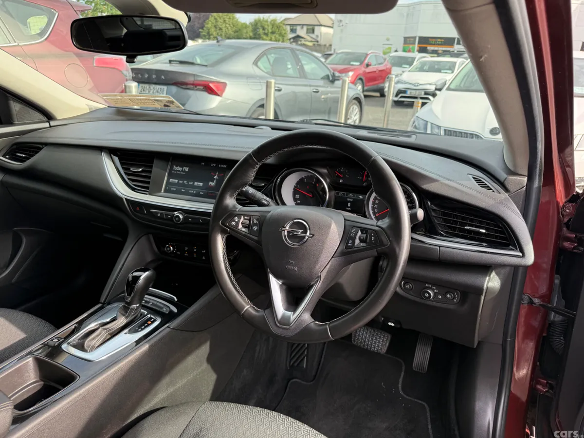 Opel Insignia Hatchback, Diesel, 2018, Red