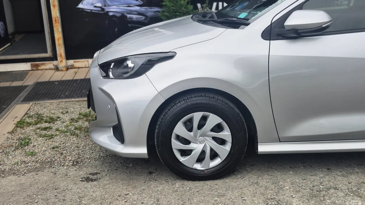 Toyota Yaris Hatchback, Petrol Hybrid, 2021, Silver