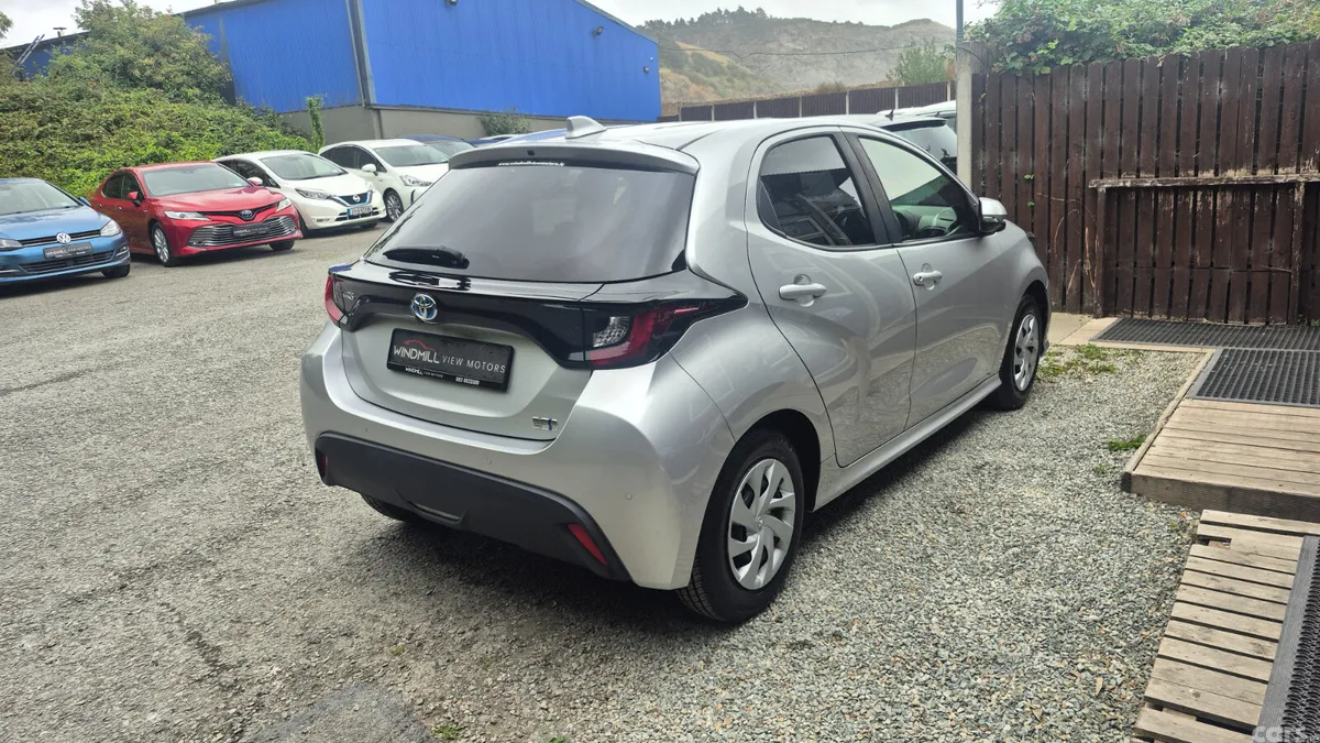 Toyota Yaris Hatchback, Petrol Hybrid, 2021, Silver