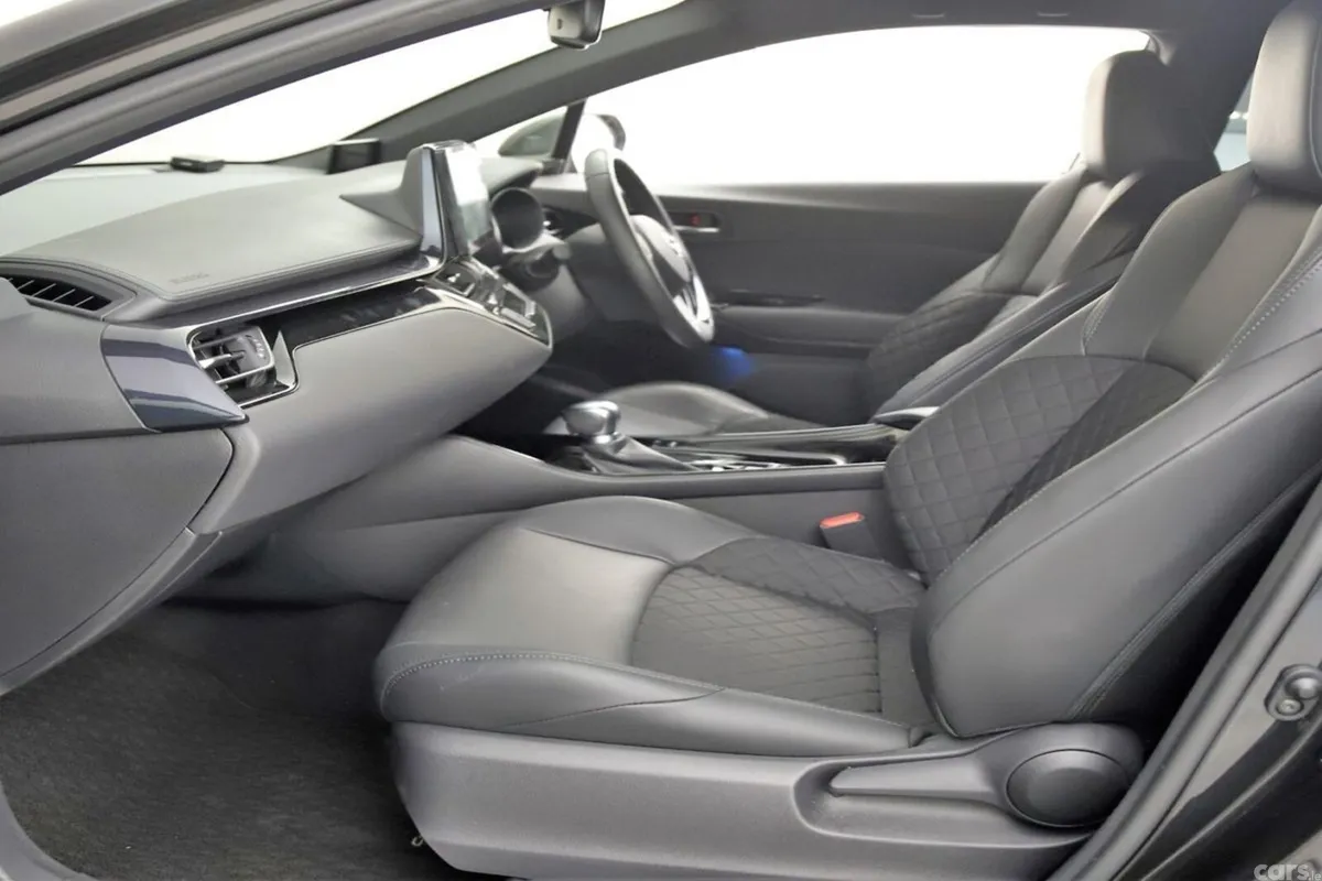 Toyota C-HR SUV, Petrol Hybrid, 2023, Silver