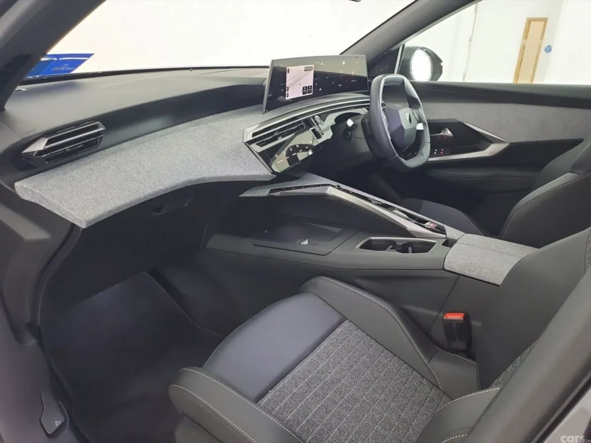 Peugeot 5008 MPV, Petrol, 2025, Grey