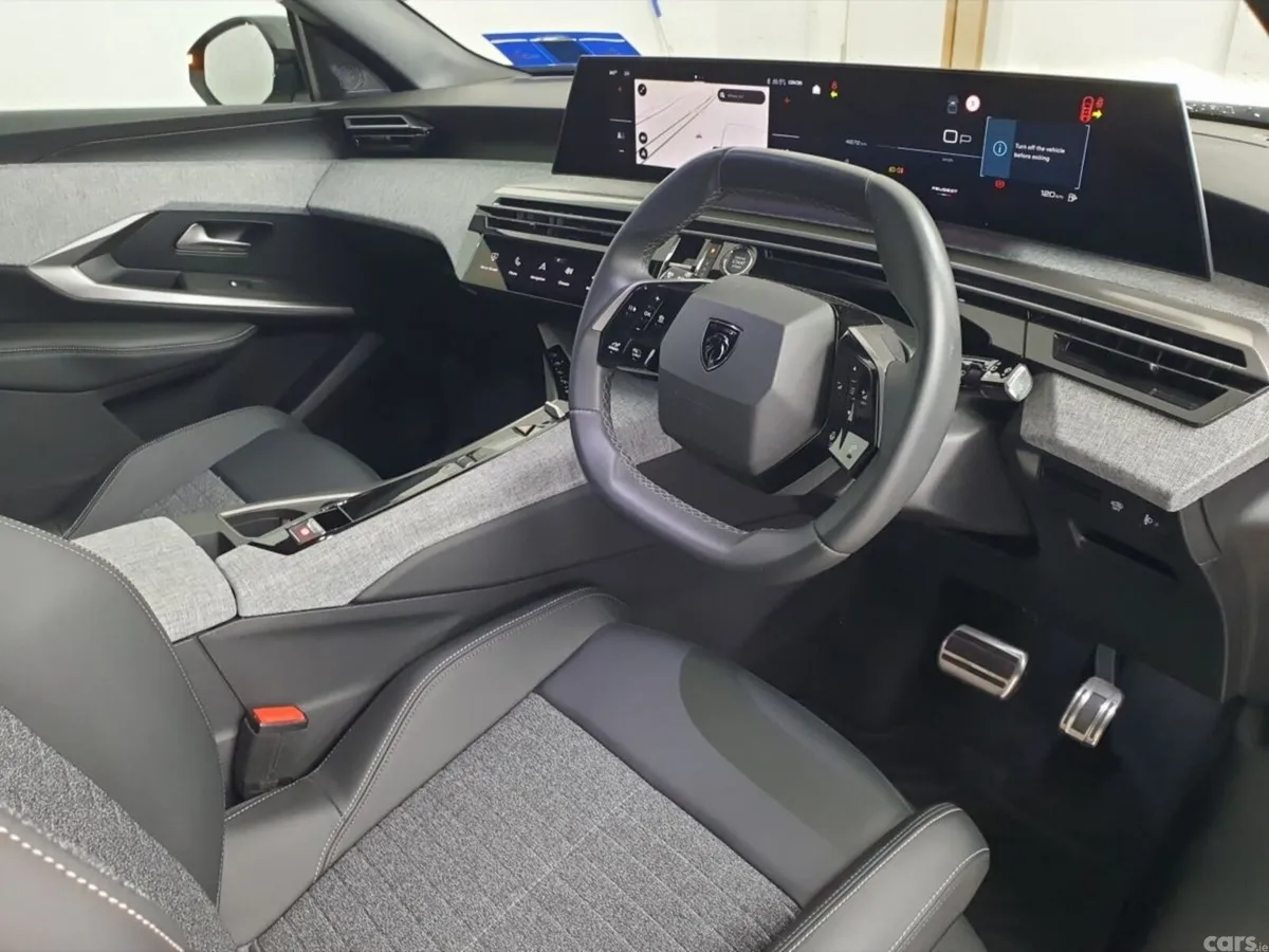 Peugeot 5008 MPV, Petrol, 2025, Grey