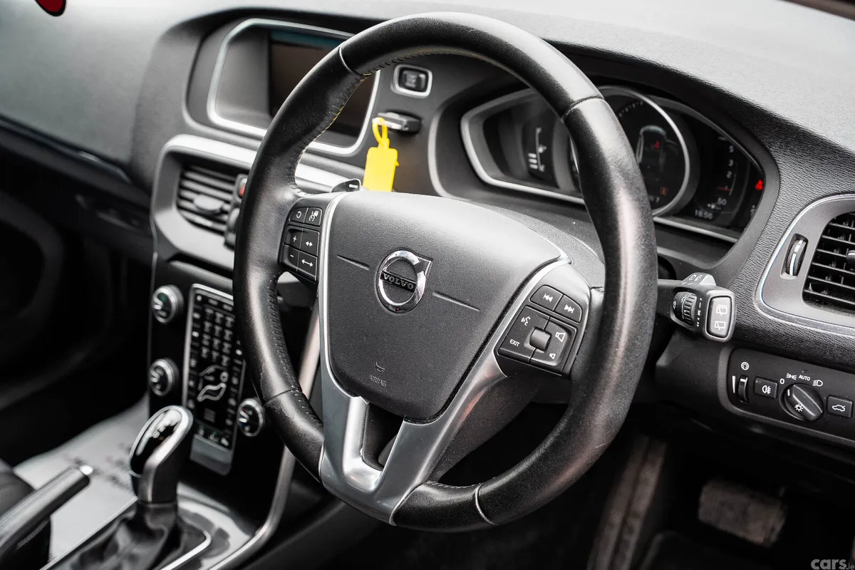 Volvo V40 Hatchback, Diesel, 2018, Red