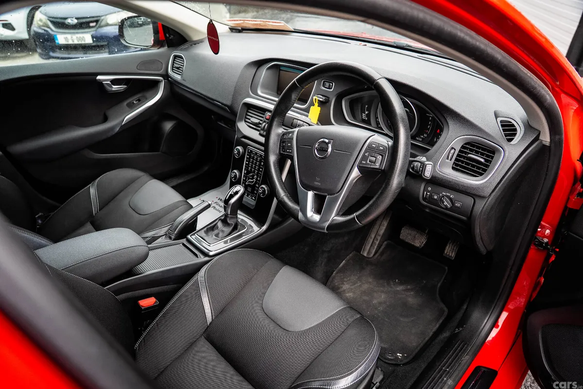 Volvo V40 Hatchback, Diesel, 2018, Red