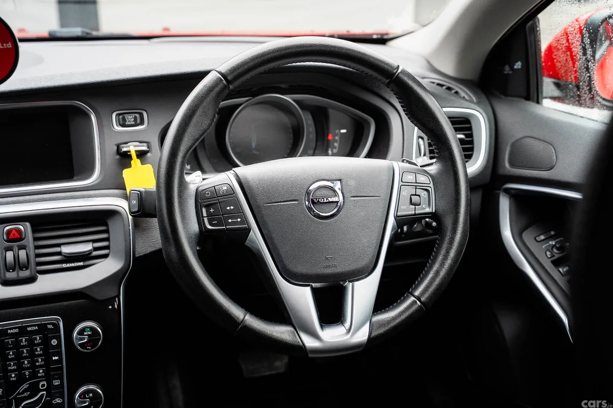 Volvo V40 Hatchback, Diesel, 2018, Red