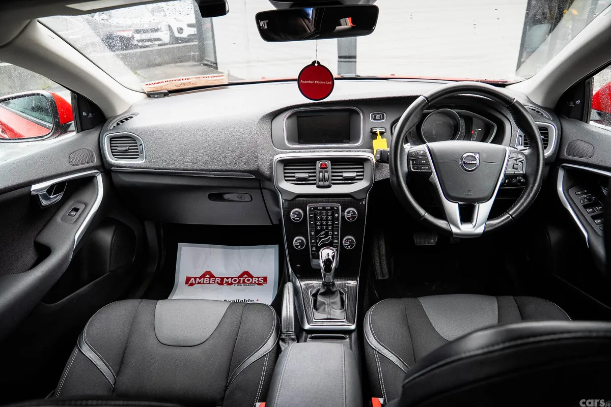 Volvo V40 Hatchback, Diesel, 2018, Red