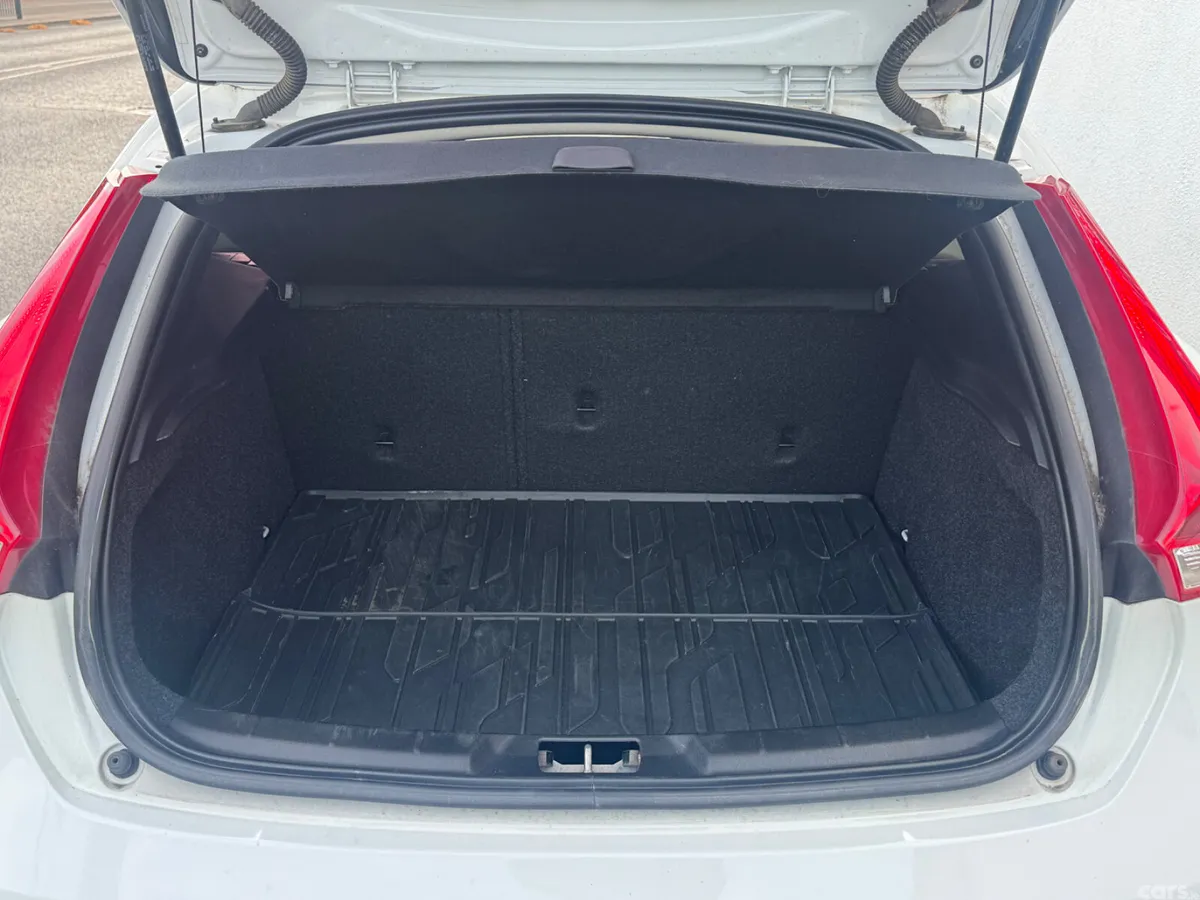 Volvo V40 Hatchback, Diesel, 2017, White