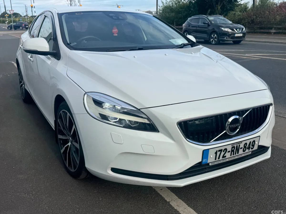 Volvo V40 Hatchback, Diesel, 2017, White