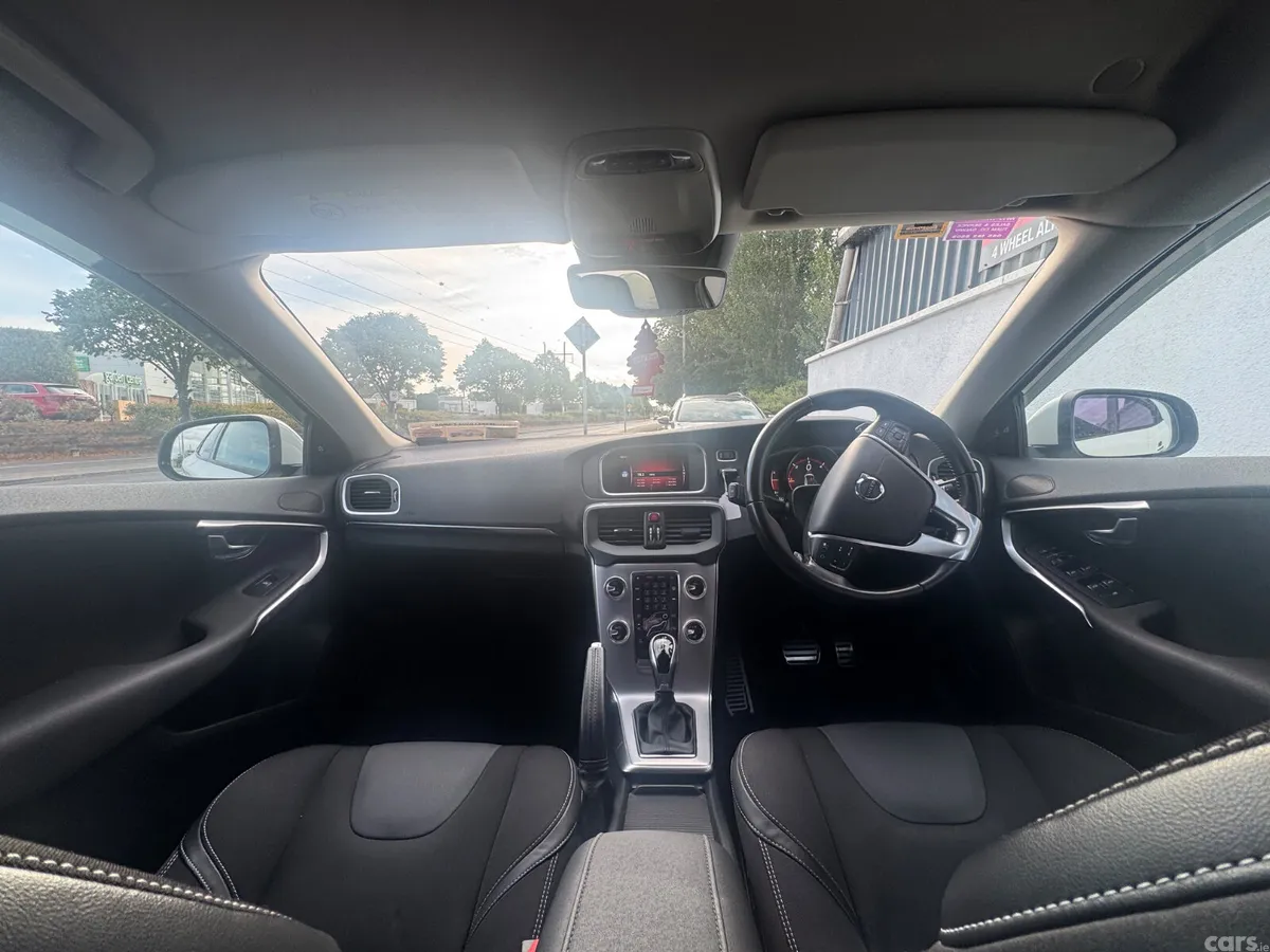Volvo V40 Hatchback, Diesel, 2017, White
