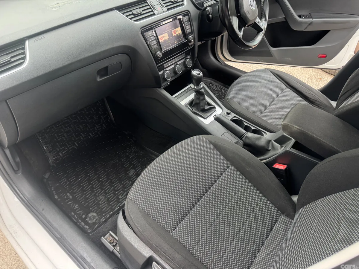 Skoda Octavia Saloon, Diesel, 2017, White