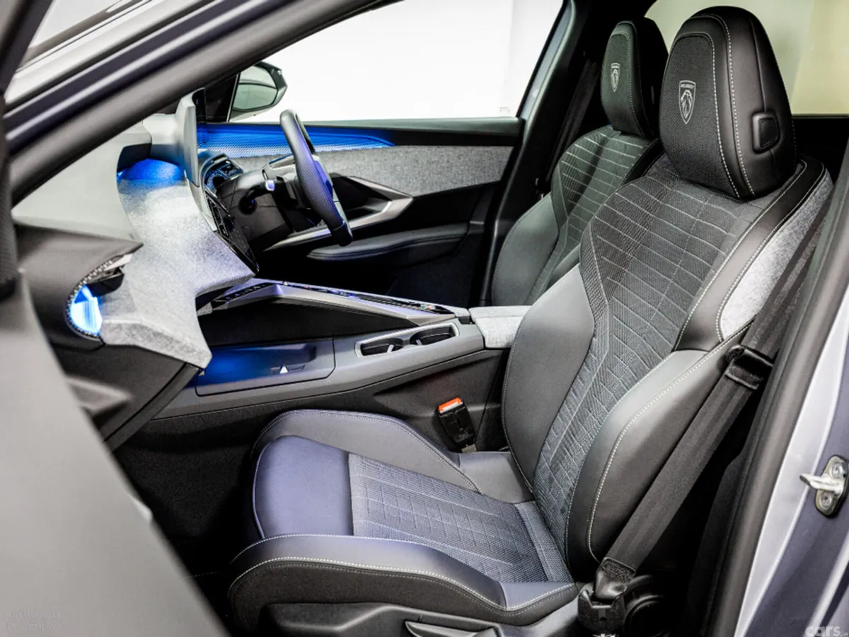 Peugeot 5008 SUV, Petrol Plug-in Hybrid, 2025, Grey