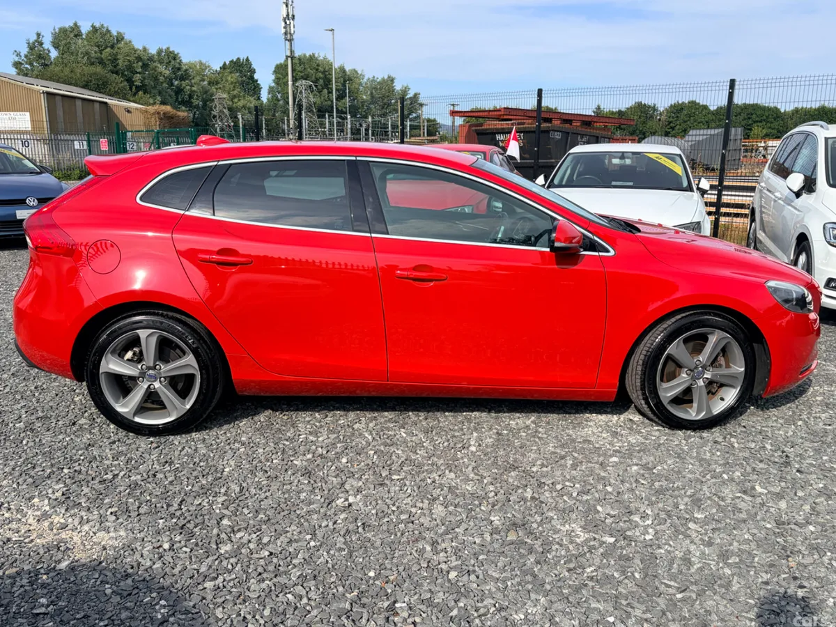 Volvo V40 Hatchback, Petrol, 2015, Red