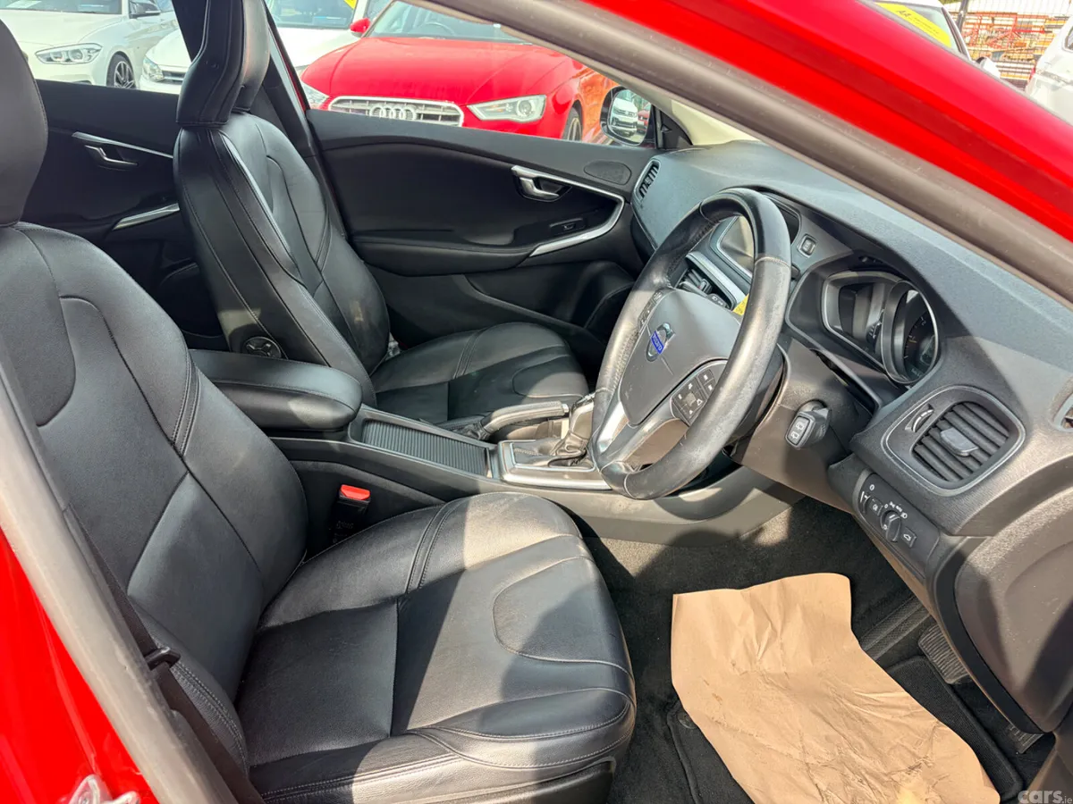 Volvo V40 Hatchback, Petrol, 2015, Red