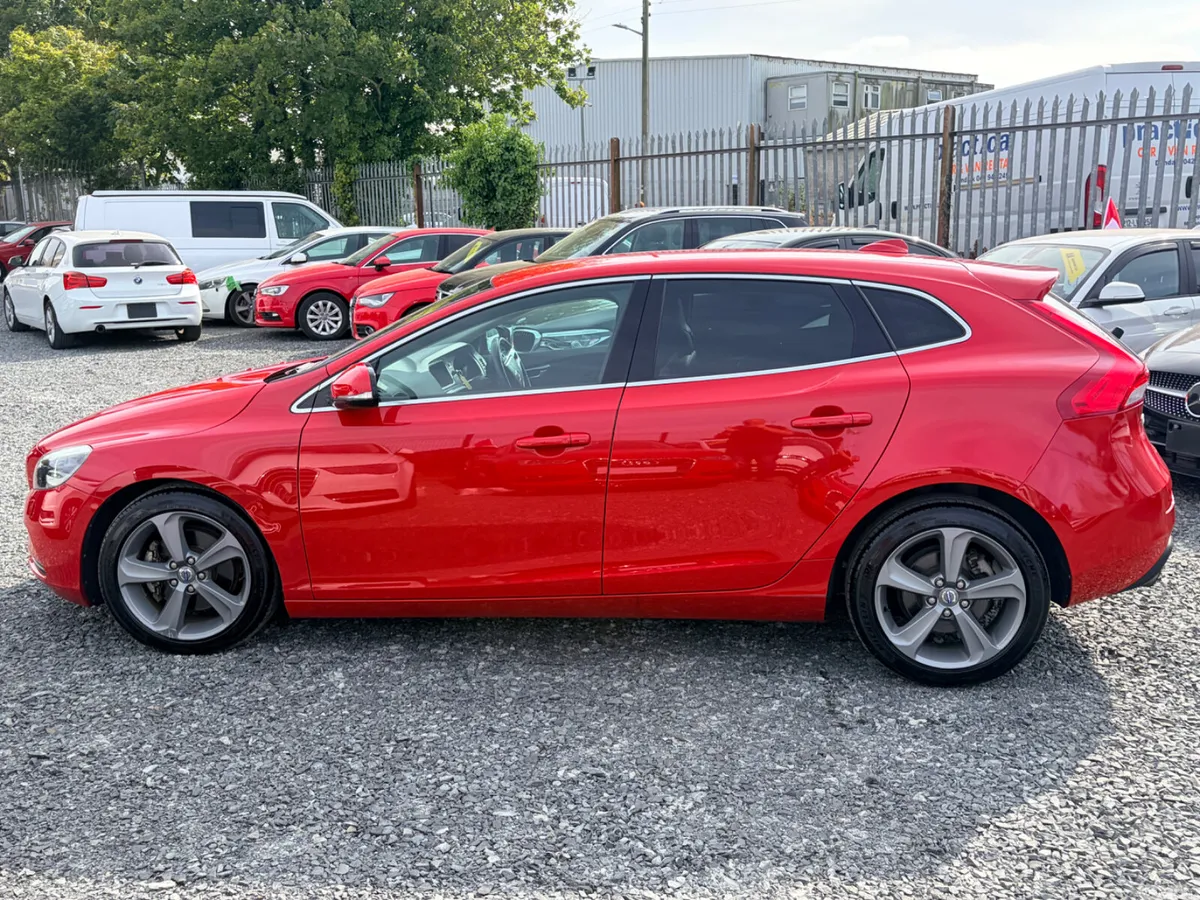 Volvo V40 Hatchback, Petrol, 2015, Red