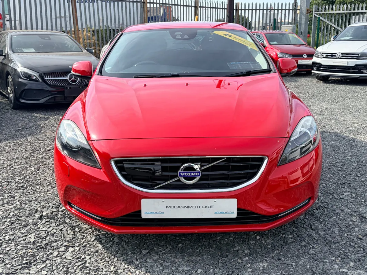 Volvo V40 Hatchback, Petrol, 2015, Red