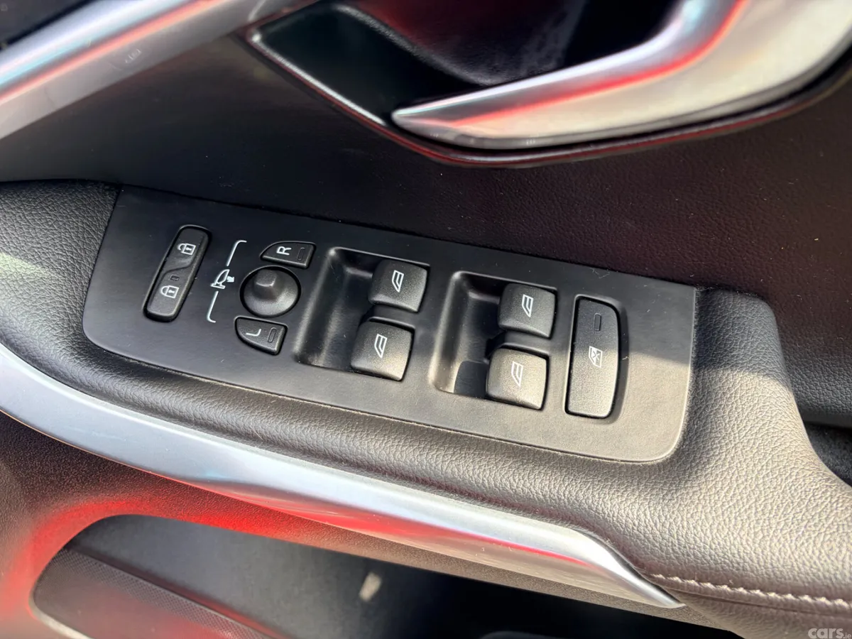 Volvo V40 Hatchback, Petrol, 2015, Red