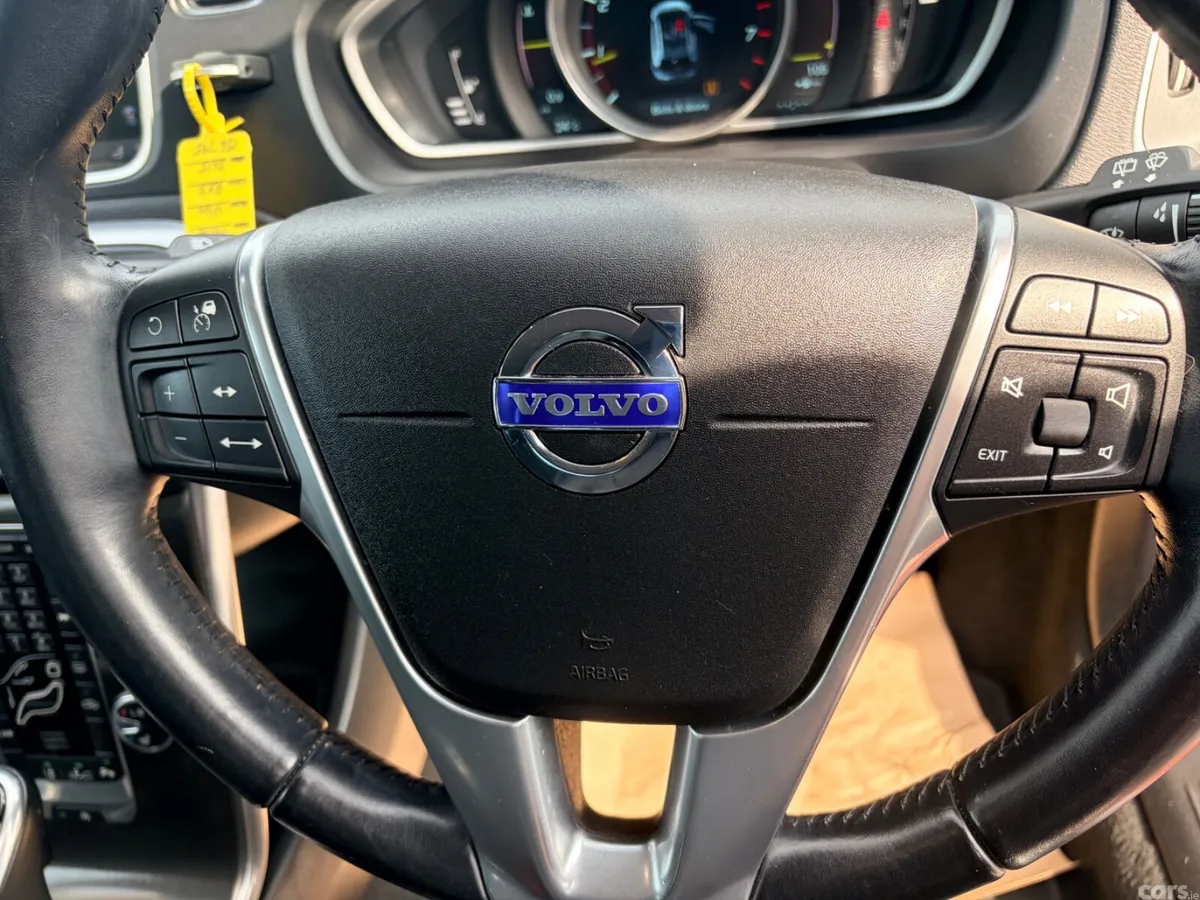 Volvo V40 Hatchback, Petrol, 2015, Red