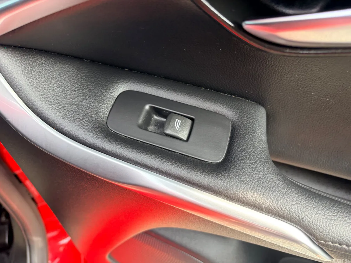 Volvo V40 Hatchback, Petrol, 2015, Red