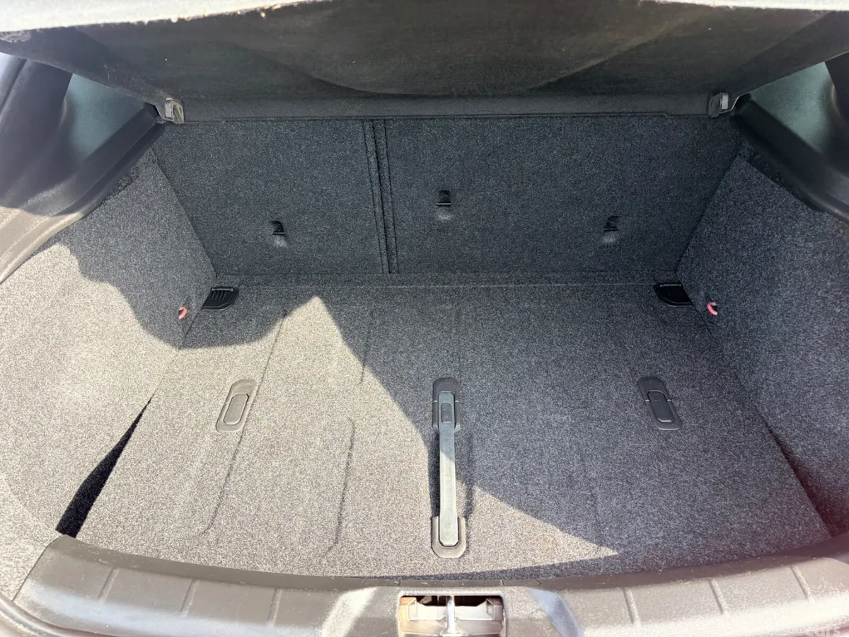 Volvo V40 Hatchback, Petrol, 2015, Red