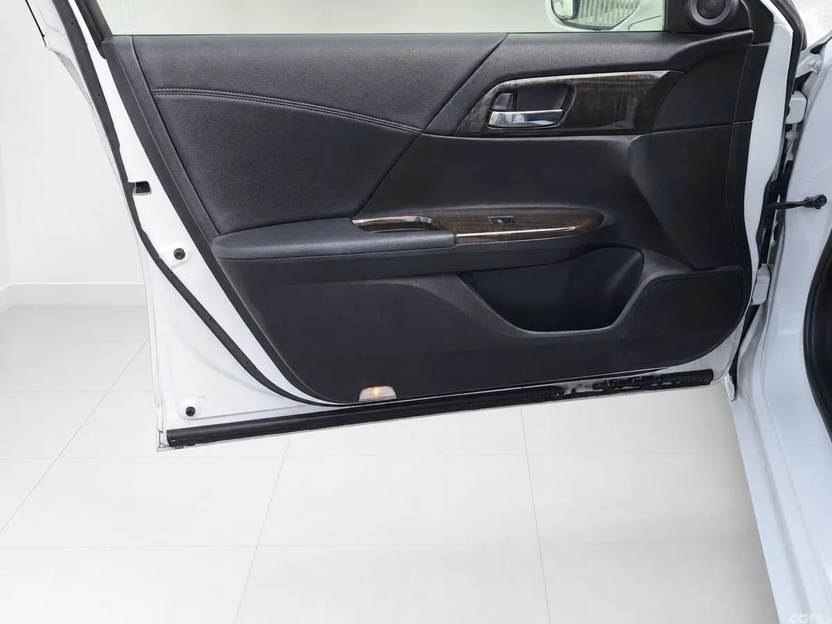Honda Accord Saloon, Petrol Hybrid, 2015, White