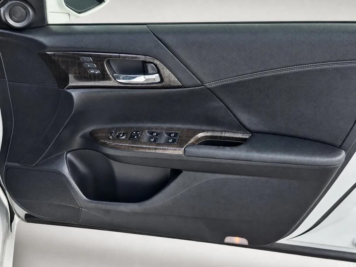 Honda Accord Saloon, Petrol Hybrid, 2015, White