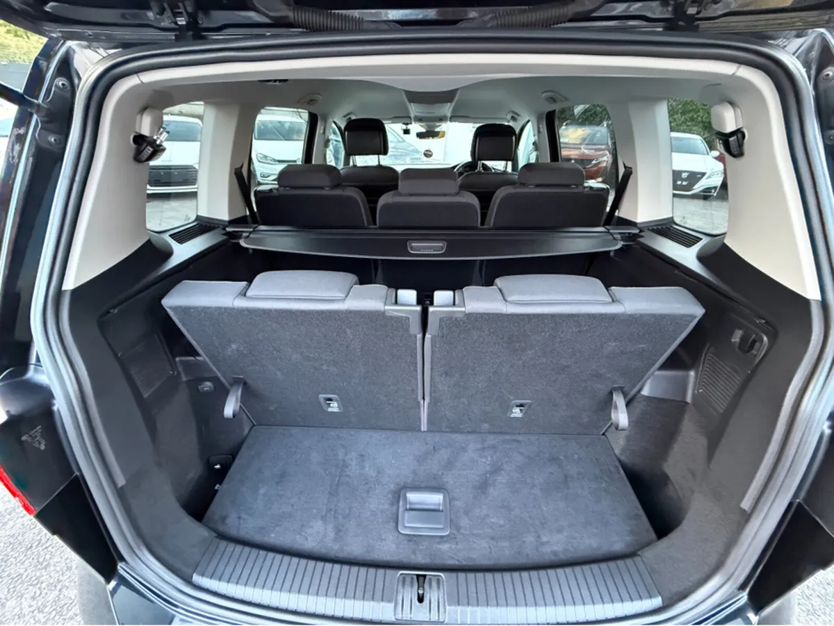 Volkswagen Touran MPV, Petrol, 2017, Black