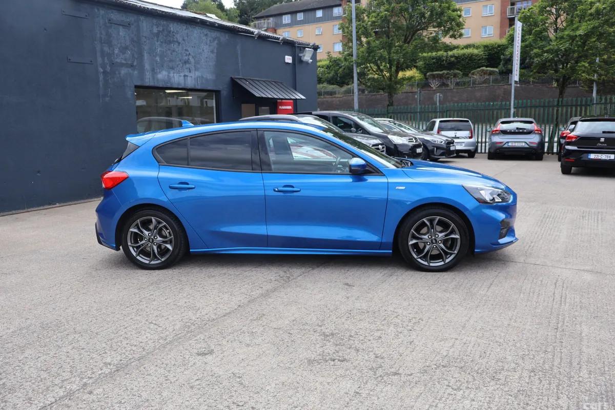 Ford Focus Hatchback, Diesel, 2020, Blue