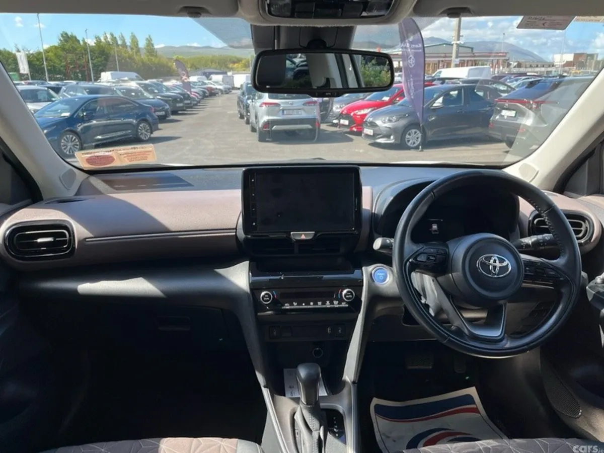 Toyota Yaris Cross Hatchback, Petrol Hybrid, 2023, White